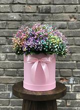 Цветочная композиция из Гипсофила и Розы в шляпной коробке в Усть-Илимске