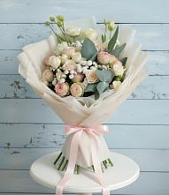 Букет цветов из:  Розы и Лизиантусы в Усть-Илимске