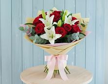 Букет цветов из:  Лилии и Розы в Усть-Илимске