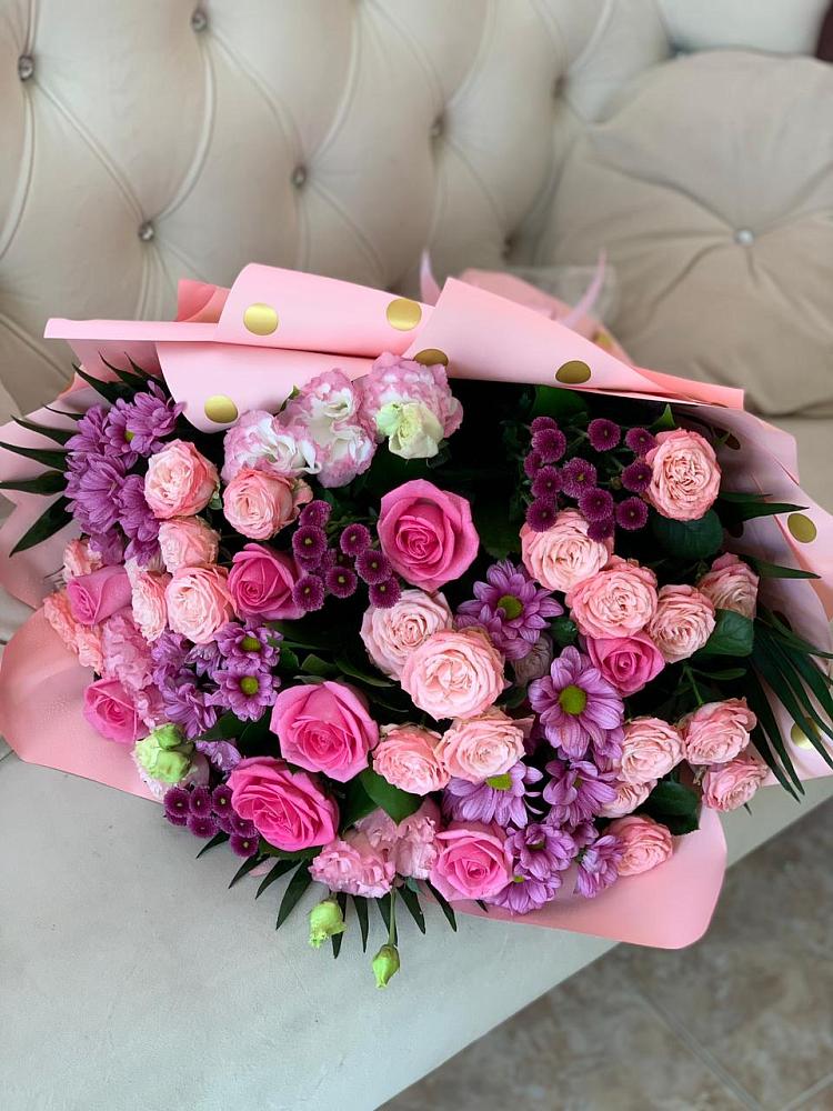 Букет цветов из: Хризантемы, Розы и Лизиантусы в Усть-Илимске