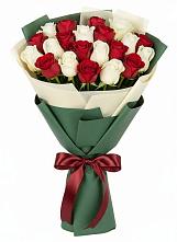 Букет Микс из красных и белых роз в Усть-Илимске