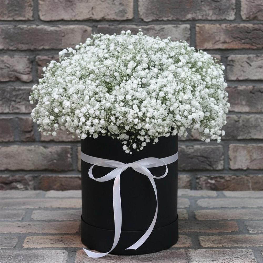 Цветочная композиция из Гипсофила в шляпной коробке в Усть-Илимске