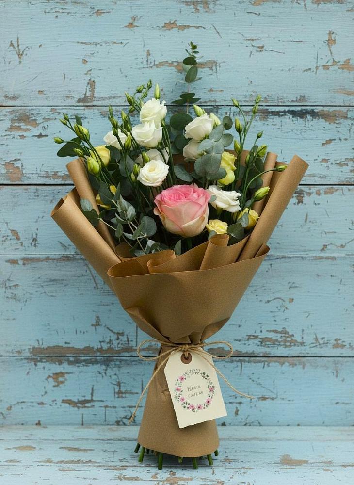 Букет цветов из: Розы и Лизиантусы в Усть-Илимске