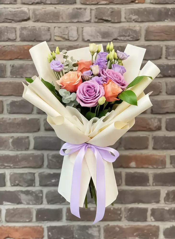 Букет цветов из: Лизиантусы и Розы в Усть-Илимске