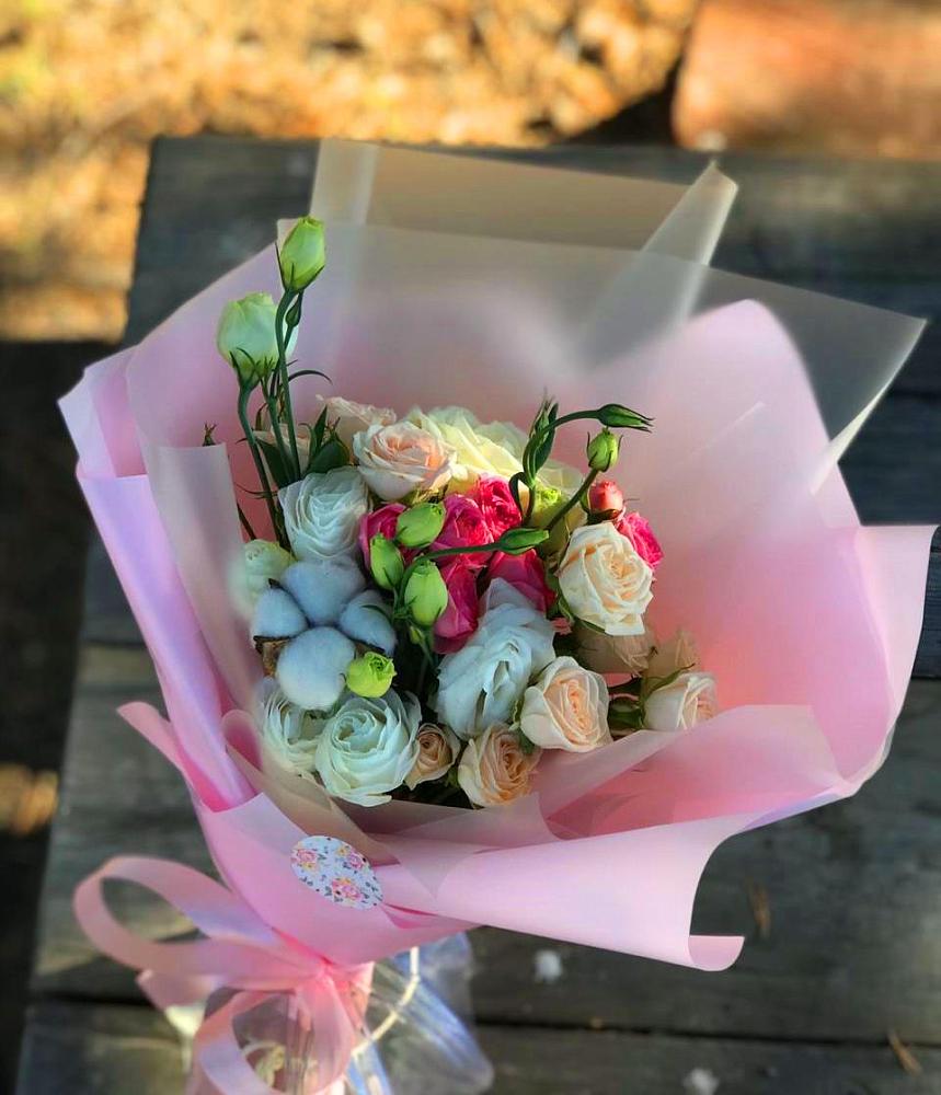 Букет цветов из: Розы и Лизиантусы в Усть-Илимске