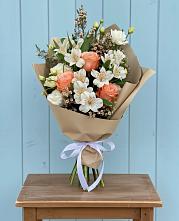 Букет цветов из:  Альстромерии, Лизиантусы, Розы и Хризантемы в Усть-Илимске