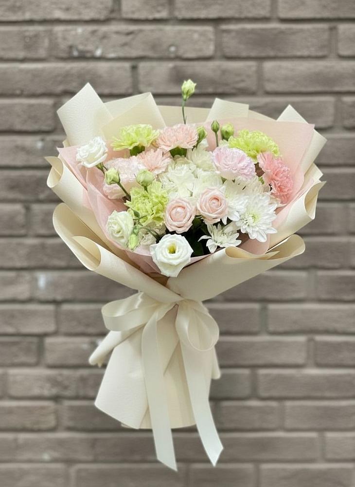 Букет цветов из: Гвоздики, Розы, Лизиантусы и Хризантемы в Усть-Илимске