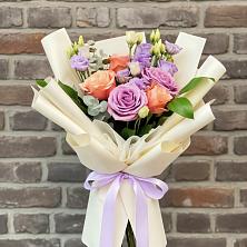 Букет цветов из:  Лизиантусы и Розы в Усть-Илимске