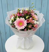 Букет цветов из:  Герберы, Альстромерии и Лизиантусы в Усть-Илимске