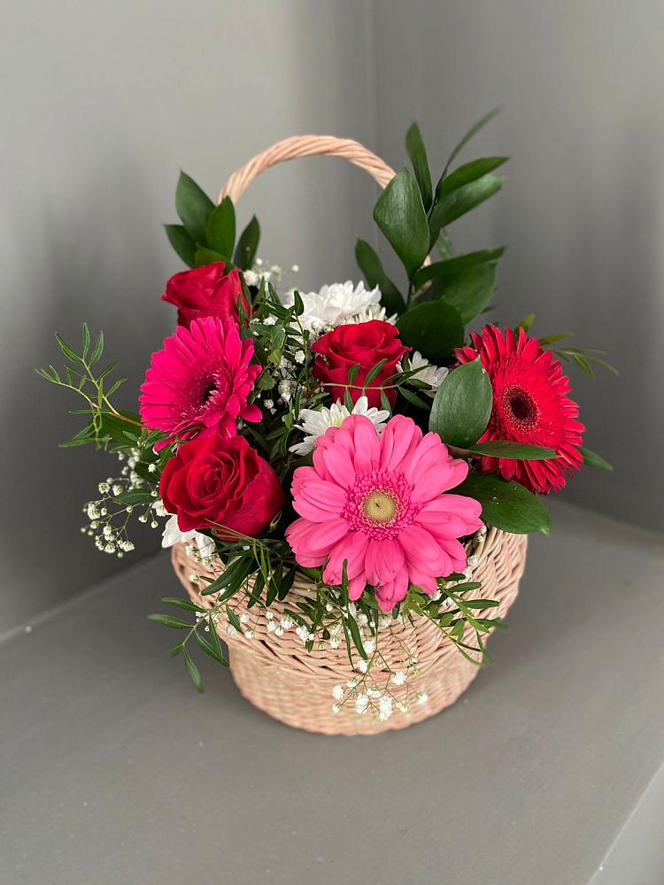 Цветочная композиция из Розы, Хризантемы и Герберы в корзине в Усть-Илимске