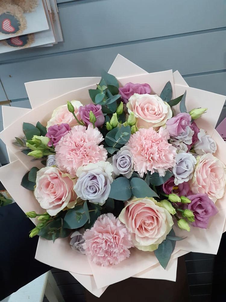 Букет цветов из: Розы, Гвоздики и Лизиантусы в Усть-Илимске