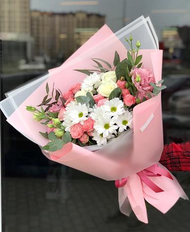 Букет цветов из: Розы, Лизиантусы и Хризантемы в Усть-Илимске