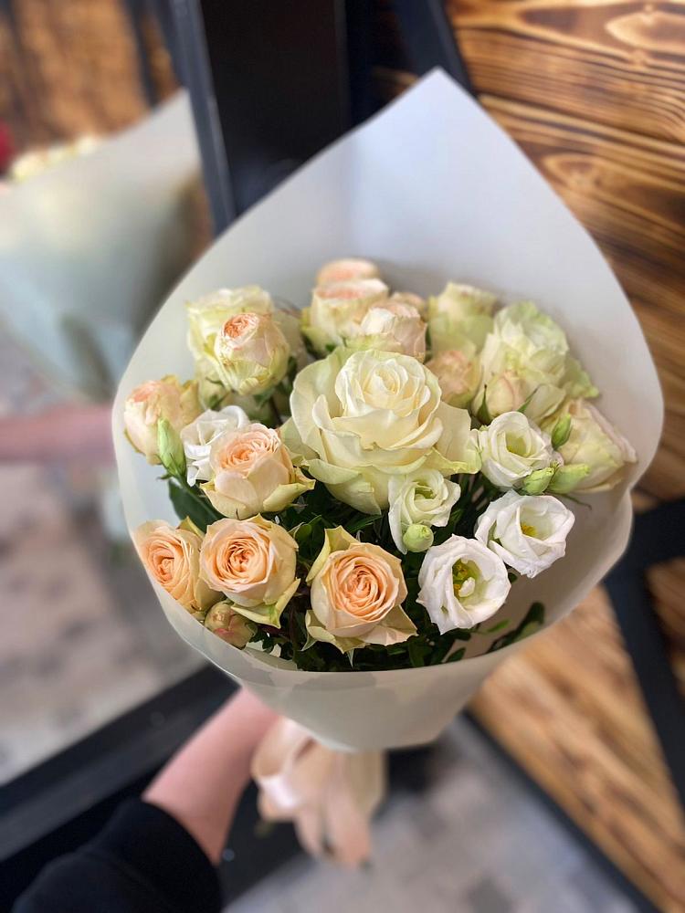 Букет цветов из: Розы и Лизиантусы в Усть-Илимске